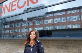 Työnjohtaja Mira Torttila Konecranesin edustalla Hyvinkäällä. 