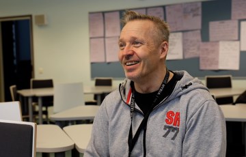 Pertti Raistakan puolivartalokuva Hyrian luokkahuoneessa. 