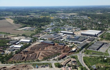 Versowoodin Riihimäen tehdasalue ilmasta kuvattuna