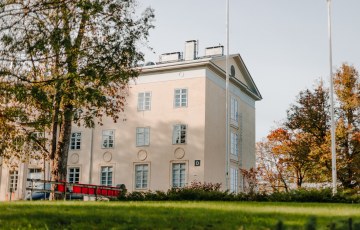 Valokuva Hyrian opiskelija-asuntolasta ulkopuolelta. 