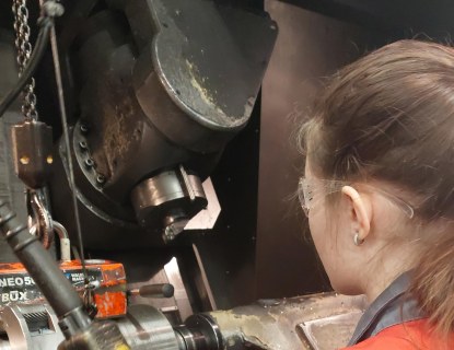 Koneistaja Maiju Väisänen Konecranesin hallissa