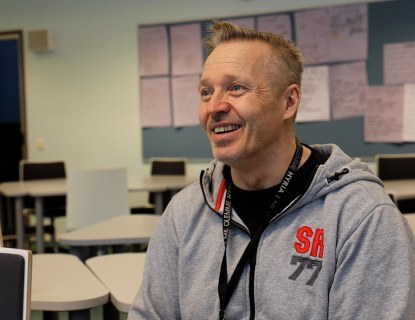 Pertti Raistakan puolivartalokuva Hyrian luokkahuoneessa. 