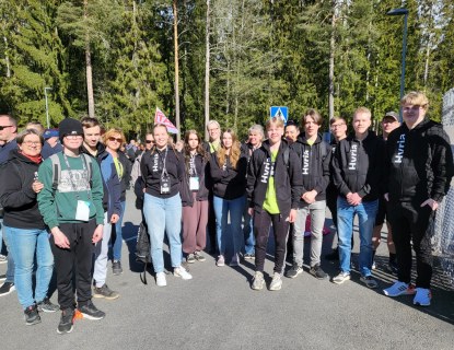 Hyrian Taitaja-joukkue keväisessä auringonpaisteessa Hyria-hupparit päällään valmiina Porissa