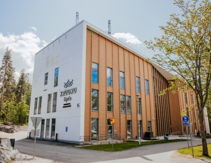 Kruunu-kampuksen A-rakennus kadulta katsottuna