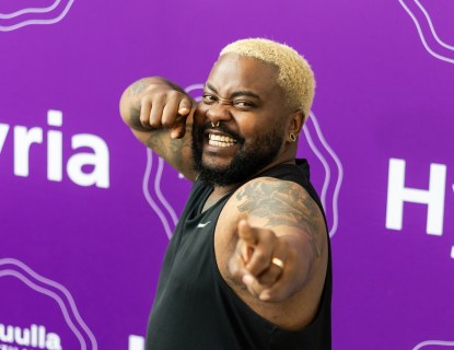 Henkilökuva Viki Konssista, jossa hän poseeraa osoittaen kameraa.