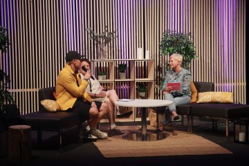 Hyrian studiossa istumassa Hyrian rehtori, tapahtuman juontaja ja puhujavieras Hatsolo mikrofoni kädessään.