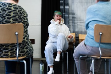 Pia Erdmann vetää tuolijumppaa ikäihmisille.
